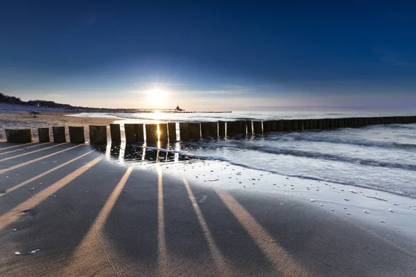 Plaża Nadbałtyckiego Kurortu Zachodu Słońca Tle Molo Zingst Jej Gondoli — Zdjęcie stockowe