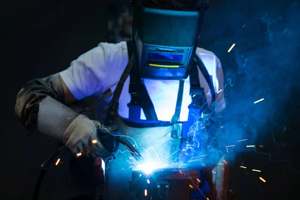 工人在工厂里焊接金属 — 图库照片