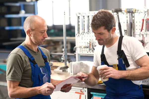 Two Worker Factory Work Bench Conversation — Stock Photo, Image
