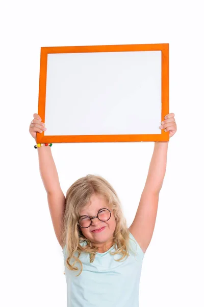 Kleines Lustiges Mädchen Mit Runder Brille Mit Weißem Zeichen — Stockfoto