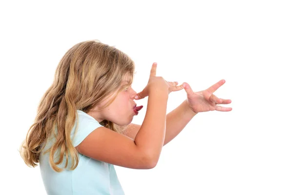 Маленькая Смешная Девочка Тянет Лицо Показывает Язык — стоковое фото
