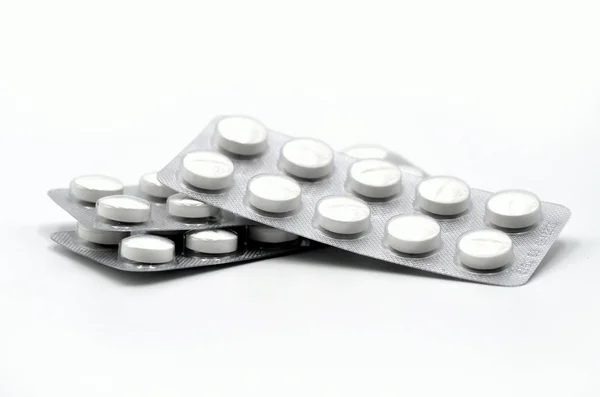 白い背景にパッケージ化された錠剤は — ストック写真