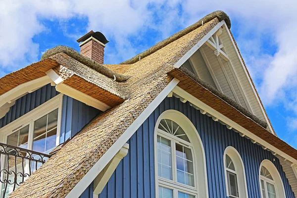 Μπλε Σπίτι Στη Βαλτική Θάλασσα Thatched Οροφή — Φωτογραφία Αρχείου