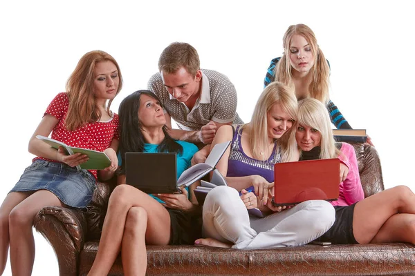 Groep Jongeren Zit Een Bank Met Boeken Laptop Een Witte — Stockfoto