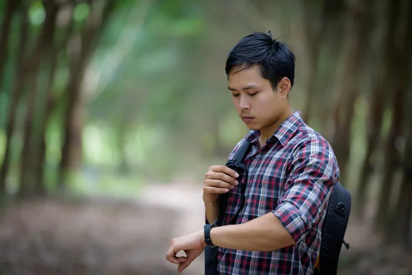 Cierre Happy Asian Man Backpack Look Wrist Watch Rubber Plantation — Foto de Stock