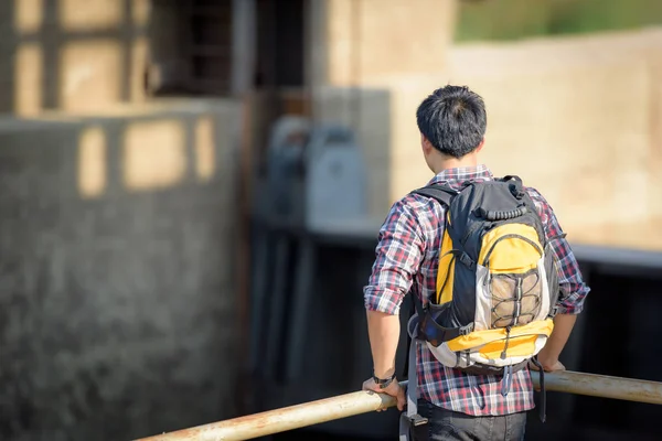 Backpackers Touring Floodgates — Stock Photo, Image