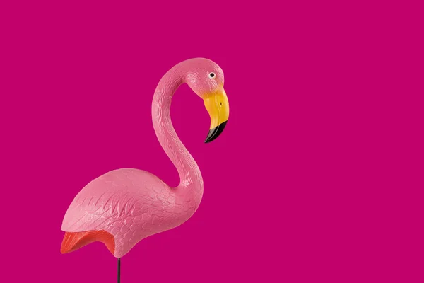 Розовый Пластиковый Фламинго Розовом Фоне Градиент Тона Тонах — стоковое фото