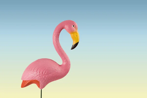 粉色背景上的粉色塑料火烈鸟色调渐变 — 图库照片