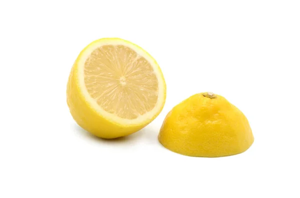 白い背景にレモンが切り取られた — ストック写真