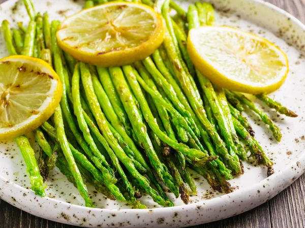 Vue Rapprochée Des Asperges Grillées Des Tranches Citron Dans Une — Photo