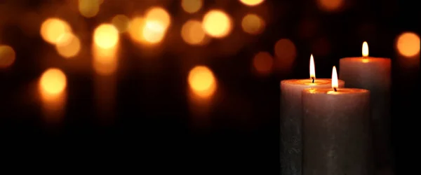 Karanlıktaki Mum Işıkları Altın Işık Efektleri Kutsal Anlar Için Bokeh — Stok fotoğraf