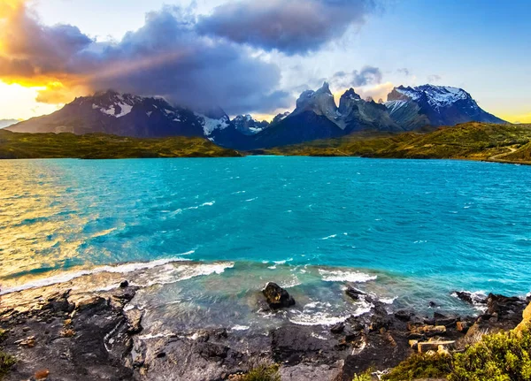Torres Del Paine Sobre Lago Pehoe Atardecer Patagonia Chile Campo —  Fotos de Stock