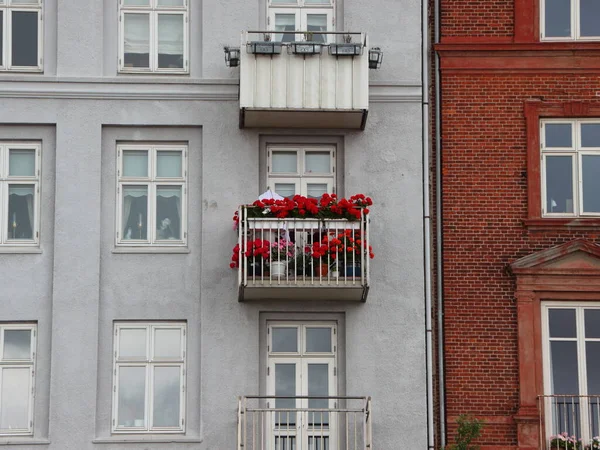 Красные Потолки Оконной Коробке Балконе Фасаде — стоковое фото