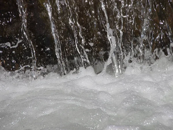 Cachoeira Canal Drenagem Com Closeup Derretendo Espuma Água — Fotografia de Stock