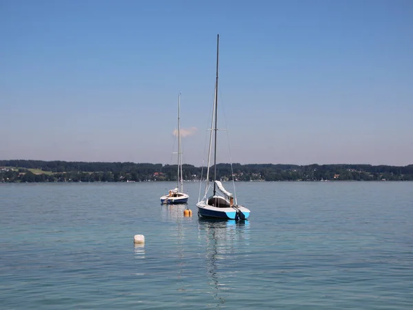 Парусные Лодки Голубом Озере Большим Горным Фоном Летом — стоковое фото