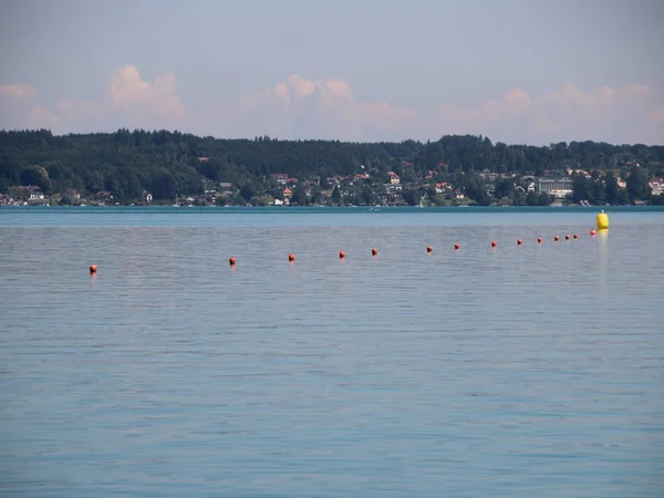 Linia Czerwonych Markerów Wodnych Jednym Wielkim Żółtym Blue Lake Tłem — Zdjęcie stockowe