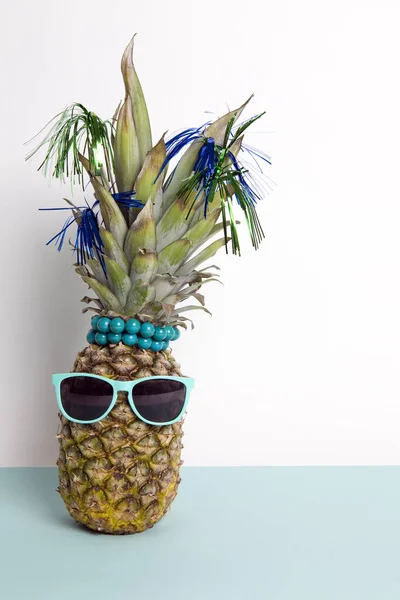 Lekfull Ananas Bär Solglasögon Och Palm Cocktail Pop Tvåfärgad Bakgrund — Stockfoto