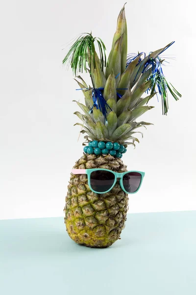 Lekfull Ananas Bär Solglasögon Och Palm Cocktail Pop Tvåfärgad Bakgrund — Stockfoto