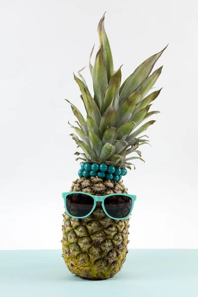 色彩艳丽的菠萝 戴着太阳镜和棕榈鸡尾酒 点缀着流行的双色背景蓝绿色和白色的地平线 最小设计静物摄影 — 图库照片