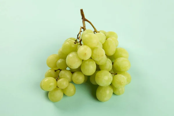 Bos Van Verse Groene Druiven Witte Achtergrond — Stockfoto