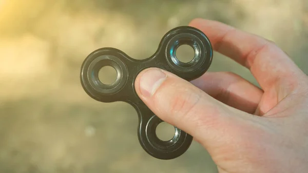 Grając Czarnym Fidget Spinner Zabawka Spinner Ręku Efekt Słońce — Zdjęcie stockowe