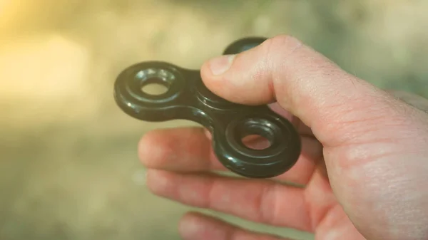 Grając Czarnym Fidget Spinner Zabawka Spinner Ręku Efekt Słońce — Zdjęcie stockowe