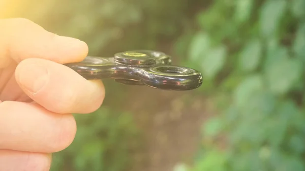 Brincando Com Fidget Spinner Preto Giro Brinquedo Mão Efeito Sol — Fotografia de Stock