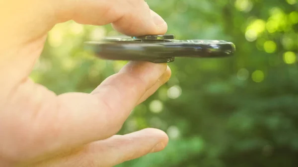 Giocando Con Fidget Spinner Nero Giocattolo Filatore Mano Effetto Sole — Foto Stock