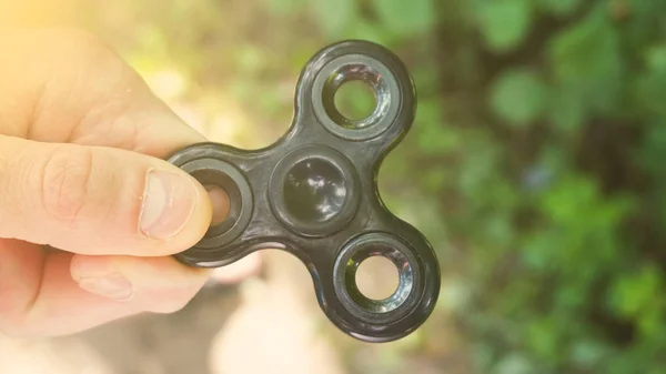 Grając Czarnym Fidget Spinner Zabawka Spinner Ręku Efekt Słońce — Zdjęcie stockowe