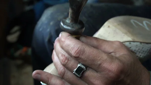 Calzolaio Sul Lavoro Processo Riparazione Delle Scarpe Officina — Foto Stock