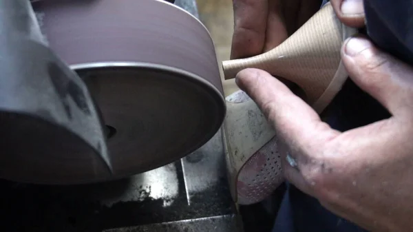 Shoemaker Sharpening Metal Taps Machine — стоковое фото