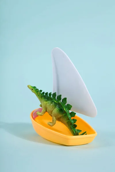 Dinossauro Perdido Mar Num Barco Brincar Como Uma Metáfora Arca — Fotografia de Stock