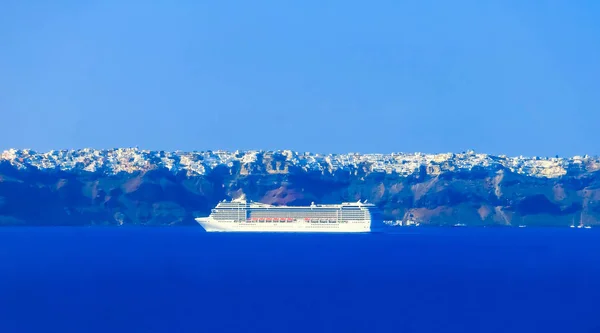 Santorini Griekenland Het Wazige Uitzicht Jachthaven Baai Met Cruiseschip Aan — Stockfoto