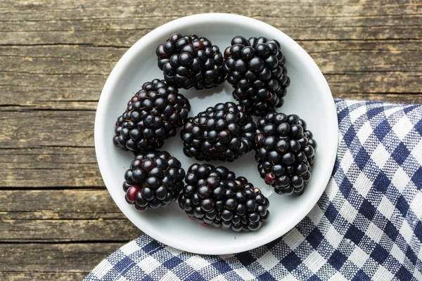 Fresas Maduras Calientes Tazón Mesa Madera — Foto de Stock