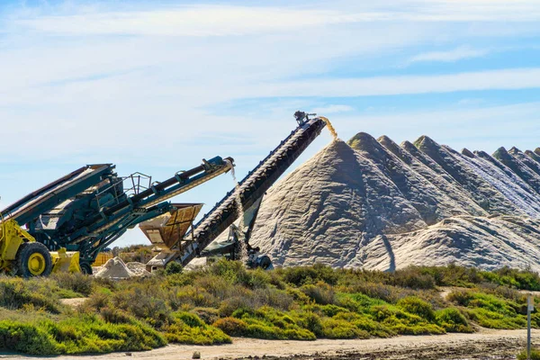 Saltproduktion Saltkvarnen Saint Martin Gruissan Där Havssalt Transporteras Saltmyrar Med — Stockfoto