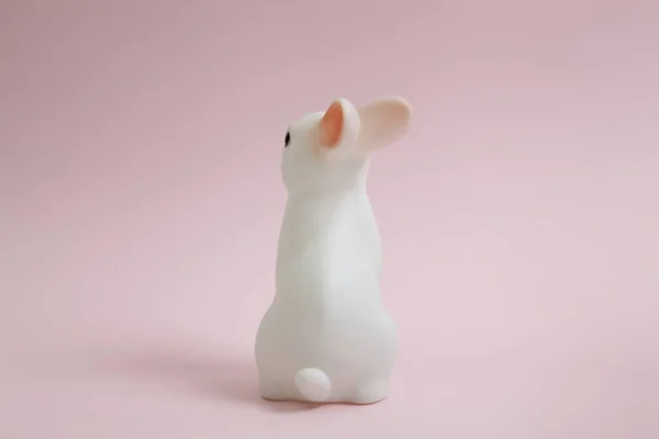 Милий Білий Пластиковий Кролик Рожевому Фоні Мінімальний Колір Фотографії Натюрморту — стокове фото