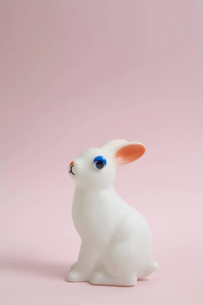 Милий Білий Пластиковий Кролик Клейкій Ляльці Очей Рожевому Тлі Мінімальний — стокове фото