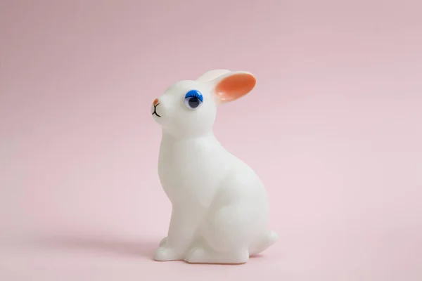 Милий Білий Пластиковий Кролик Клейкій Ляльці Очей Рожевому Тлі Мінімальний — стокове фото