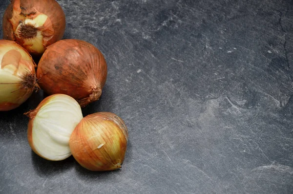 Zwiebel Auf Schwarzem Hintergrund Nahaufnahme Foto — Stockfoto