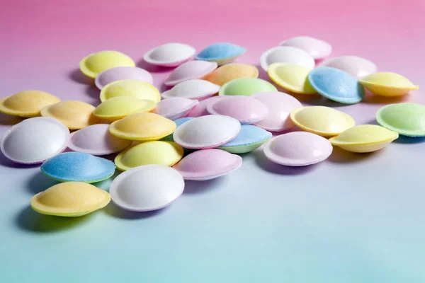 Fliegende Untertasse Mehrfarbige Bonbons Auf Einem Gradienten Hintergrund Rosa Und — Stockfoto