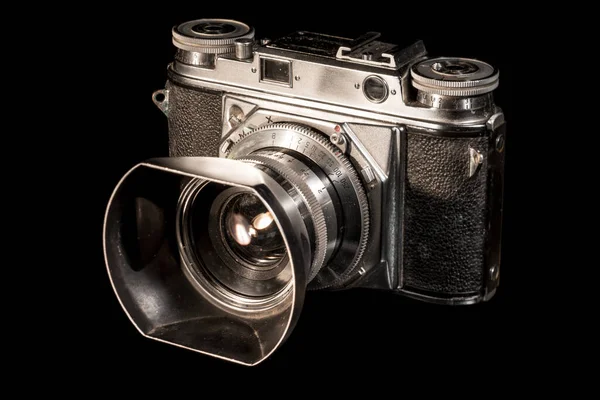 Starý Fotoaparát Vydaný Černém — Stock fotografie