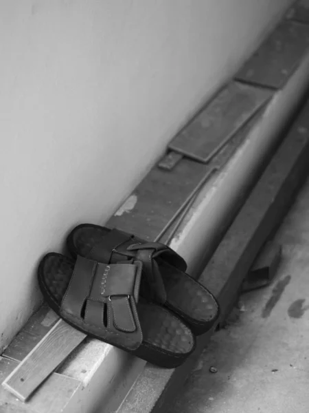 Photo Noir Blanc Des Hommes Bruis Leather Sandal — Photo