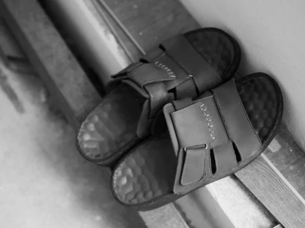 Photo Noir Blanc Des Hommes Bruis Leather Sandal — Photo