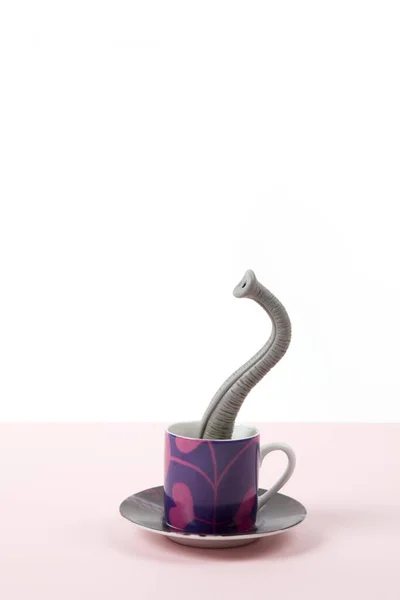 Elefant Stam Som Dyker Upp Från Liten Design Kopp Kaffe — Stockfoto