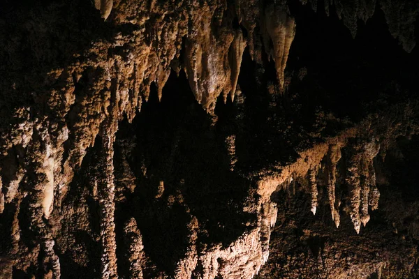在最近开放的科奇亚山洞里 一个美丽的石炭酸混凝土景观 — 图库照片