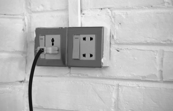 Zwart Wit Foto Van Aangesloten Oude Socket Witte Bakstenen Muur — Stockfoto