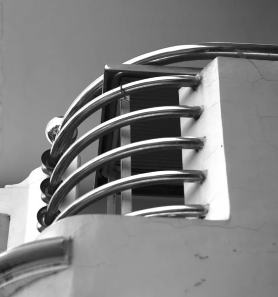 Black White Photo Curving Stainless Steel Handrail — Stock Photo, Image