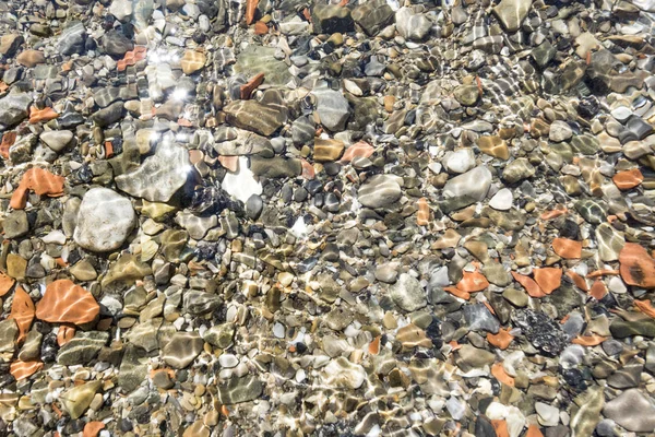 Unterwasserkieselsteine Sonnenschein — Stockfoto