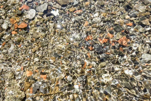 サンシャインの水中小石 — ストック写真