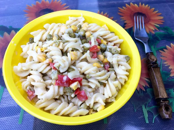 Ensalada Pasta Con Pimientos Maíz Tazón Amarillo Primer Plano — Foto de Stock